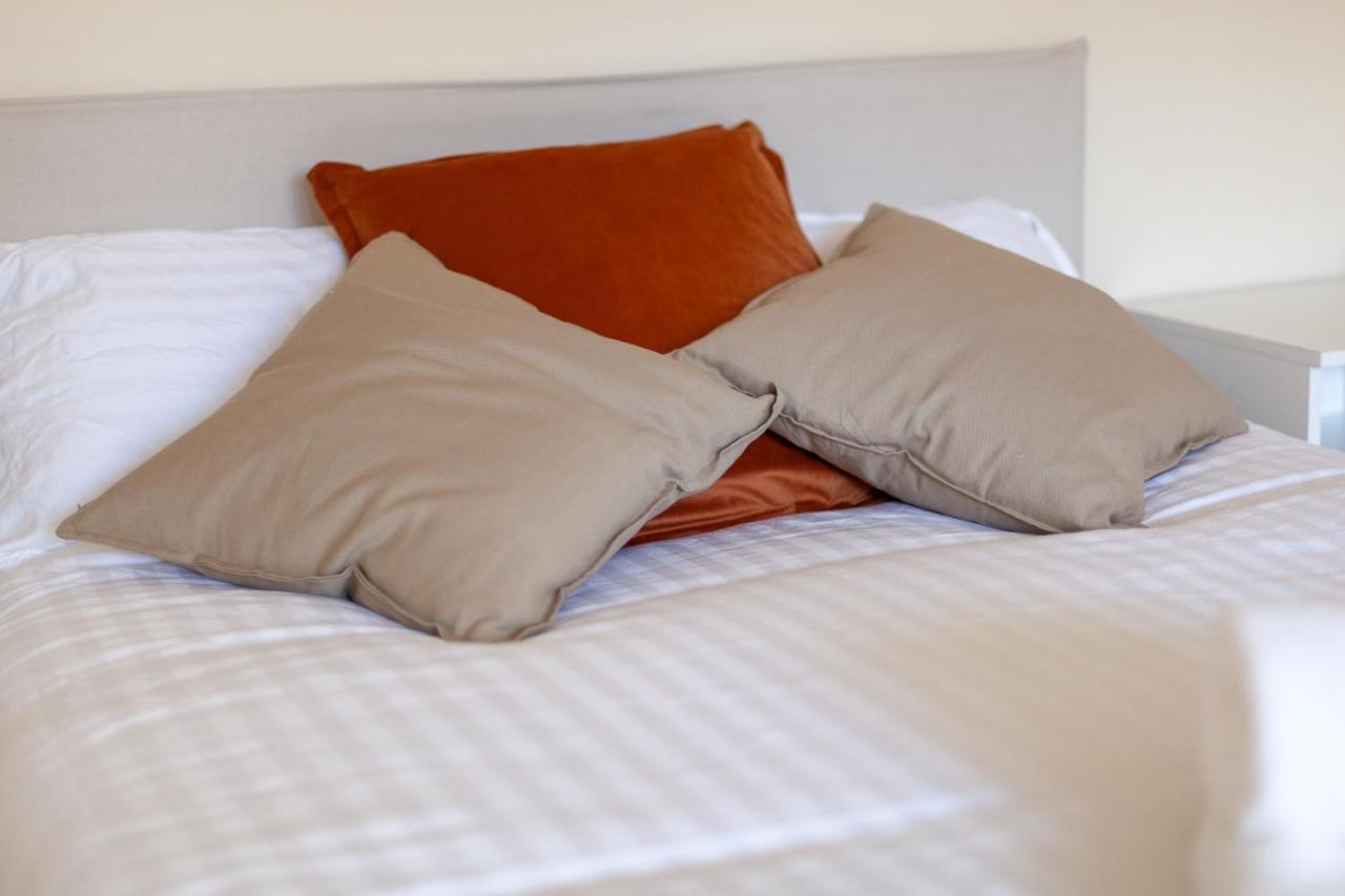 Lovely Studio Flat In Wimbledon W/ Free Parking Лондон Екстериор снимка