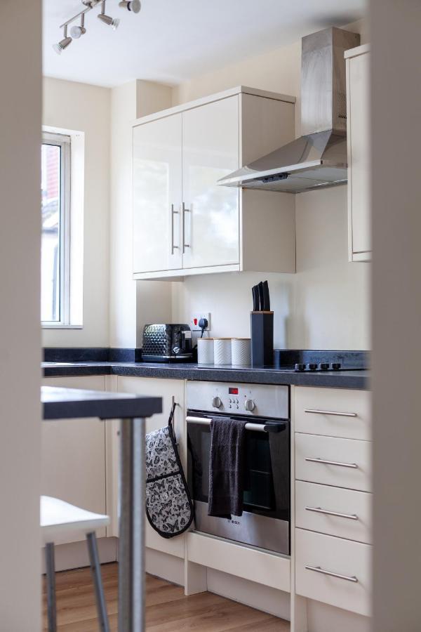 Lovely Studio Flat In Wimbledon W/ Free Parking Лондон Екстериор снимка