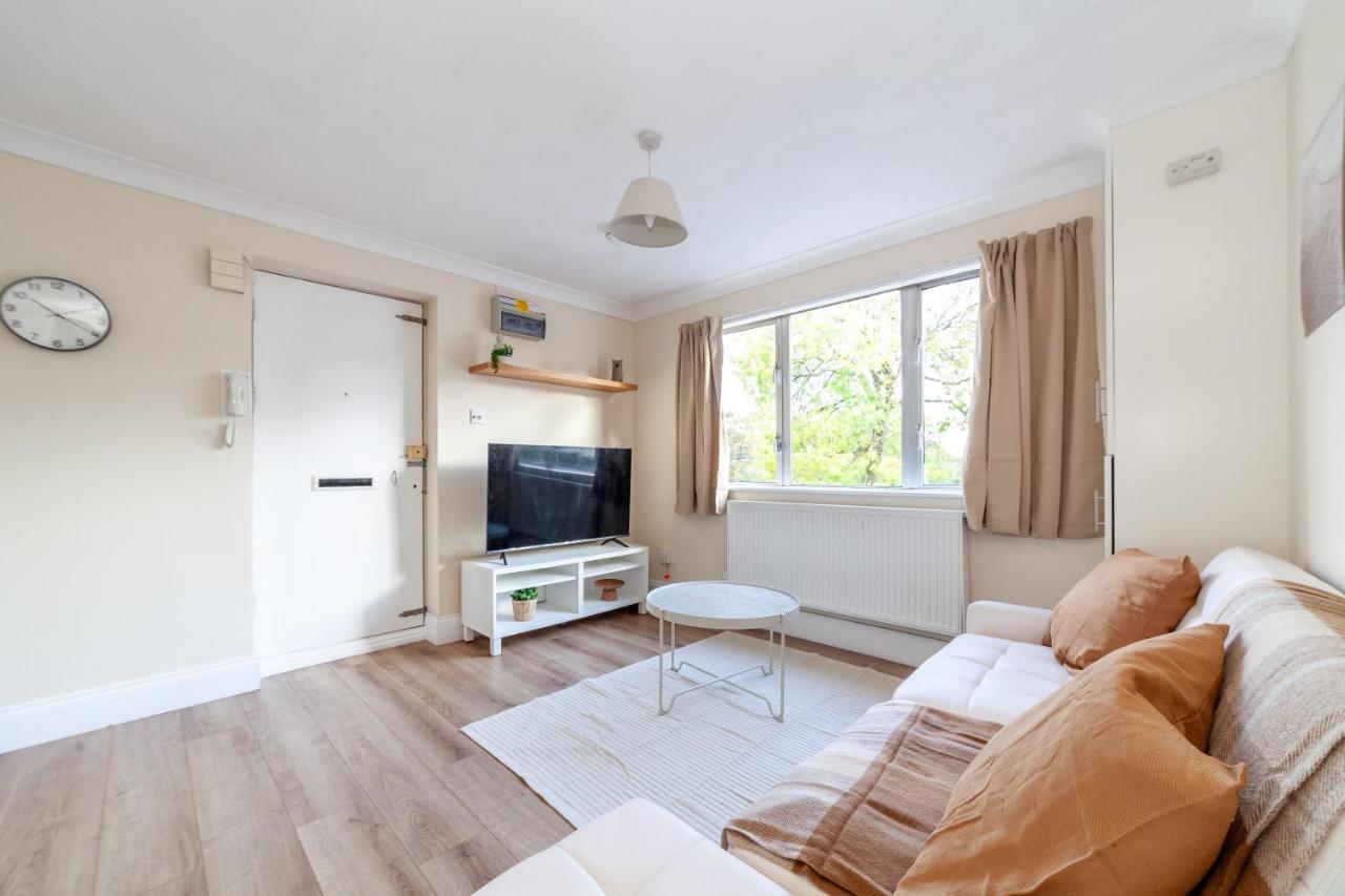 Lovely Studio Flat In Wimbledon W/ Free Parking Лондон Екстериор снимка
