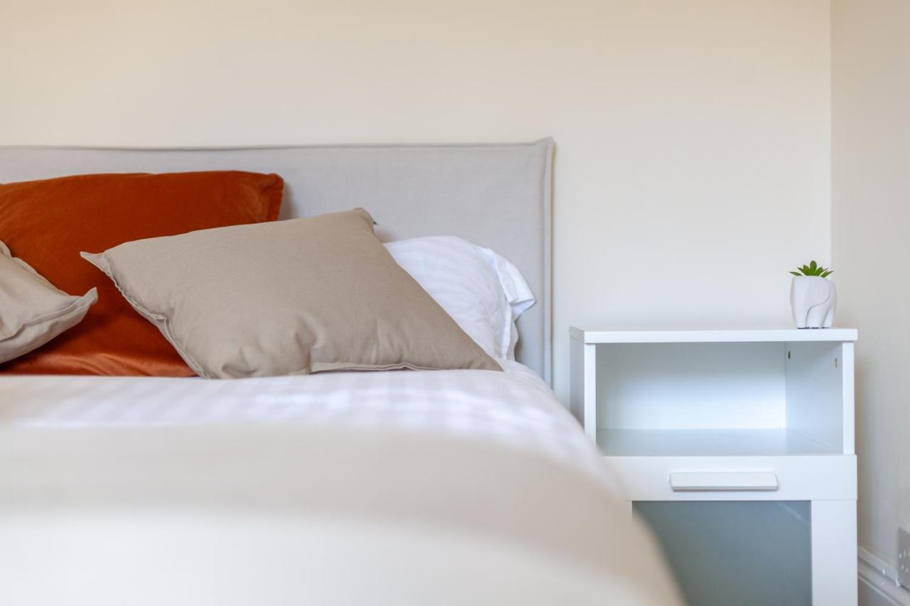 Lovely Studio Flat In Wimbledon W/ Free Parking Лондон Екстериор снимка