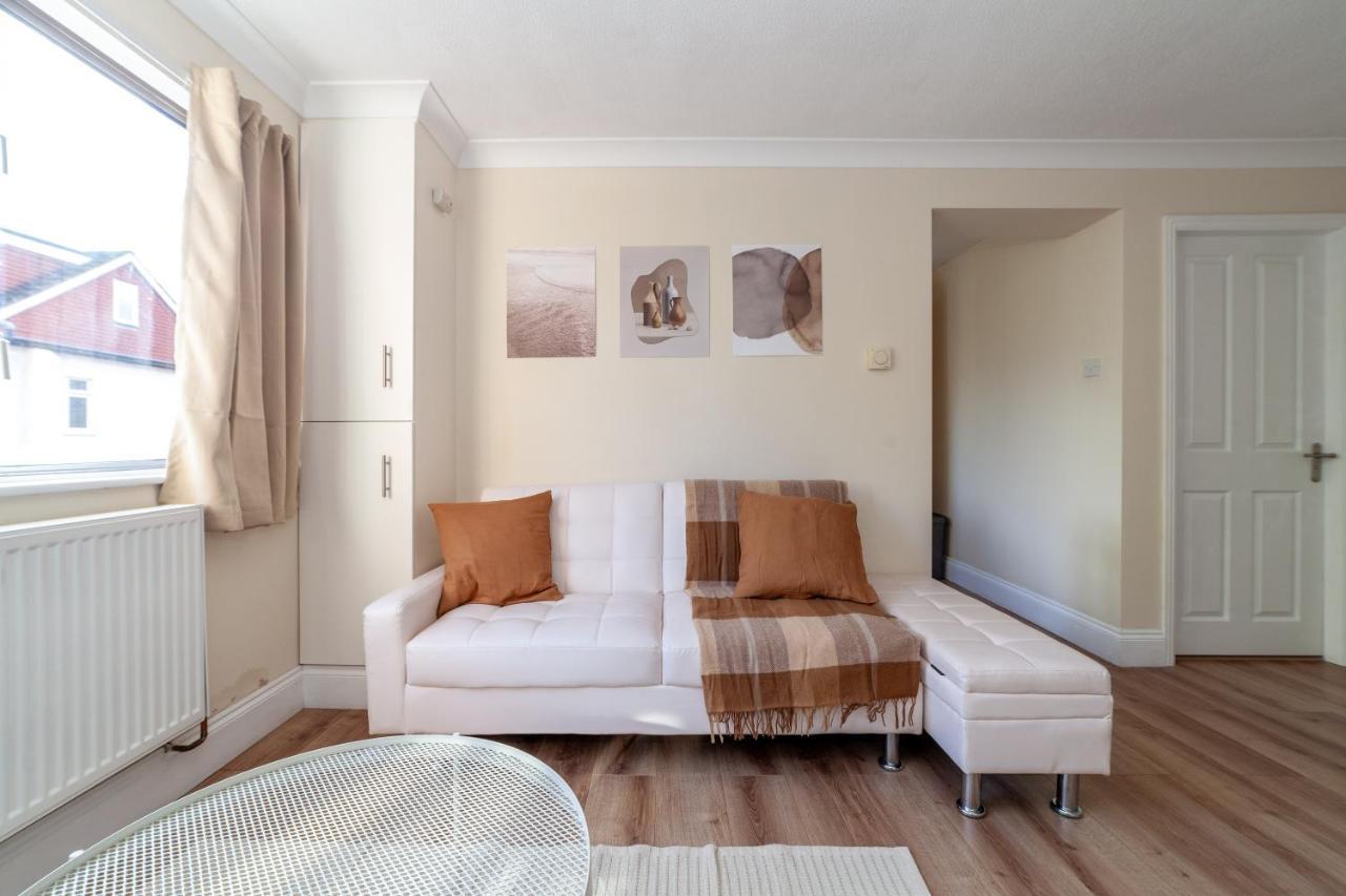 Lovely Studio Flat In Wimbledon W/ Free Parking Лондон Екстериор снимка