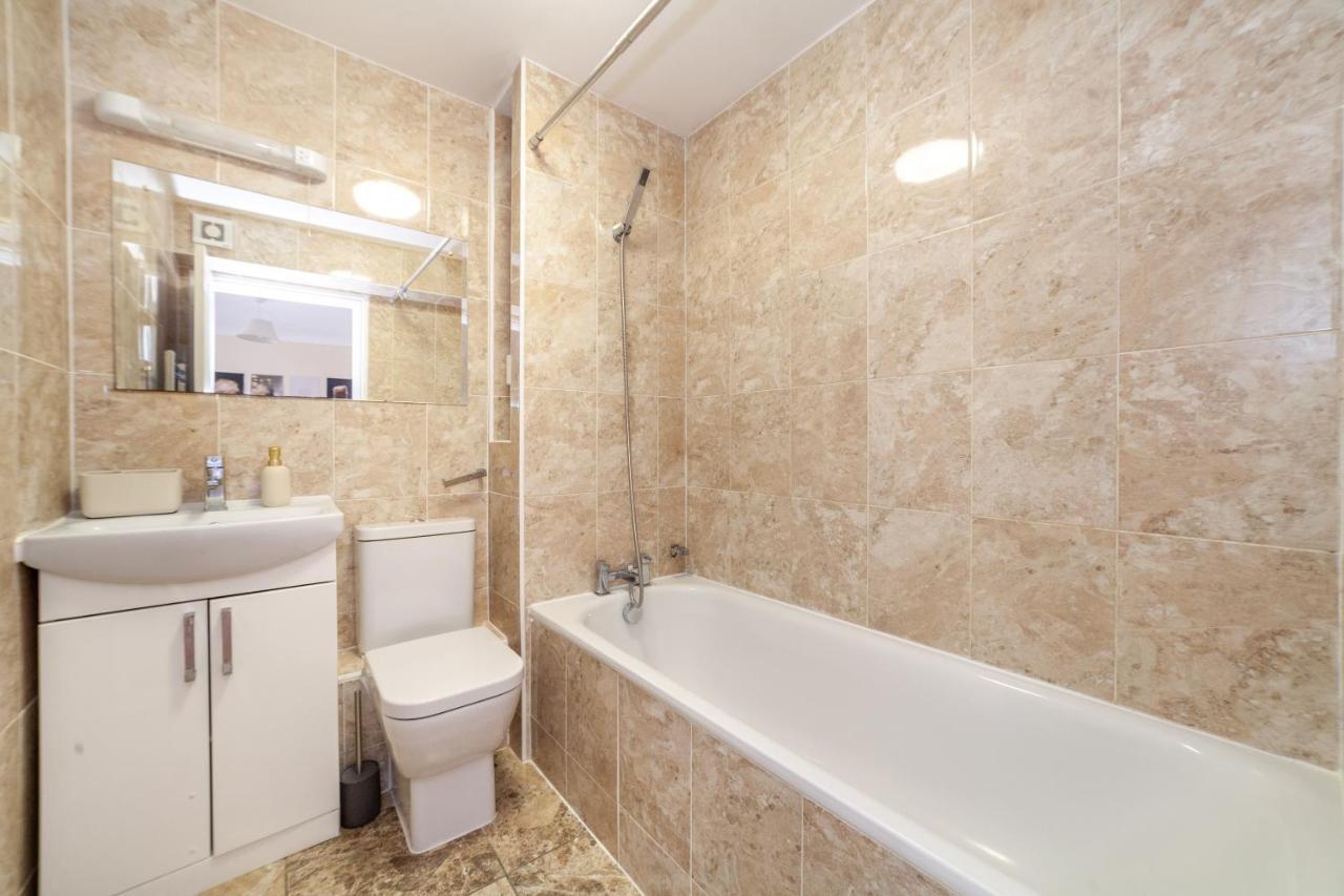 Lovely Studio Flat In Wimbledon W/ Free Parking Лондон Екстериор снимка