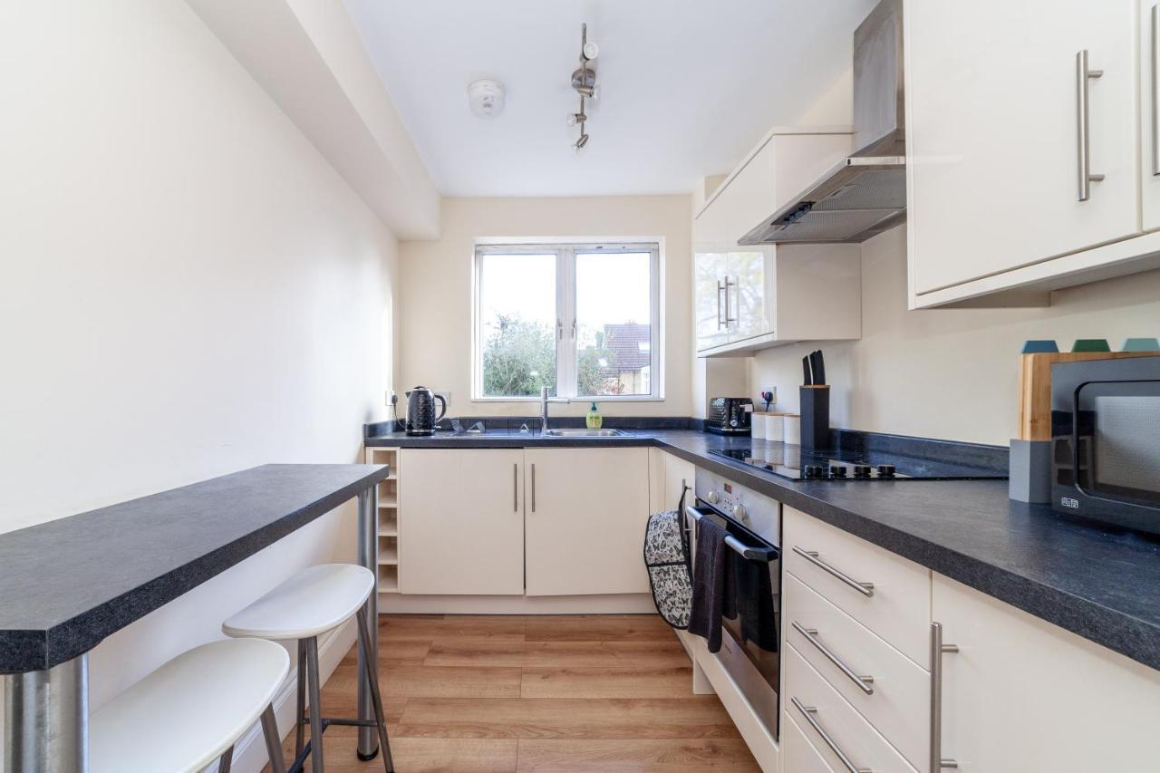 Lovely Studio Flat In Wimbledon W/ Free Parking Лондон Екстериор снимка