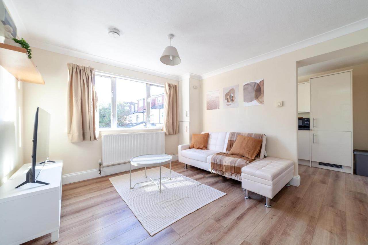 Lovely Studio Flat In Wimbledon W/ Free Parking Лондон Екстериор снимка