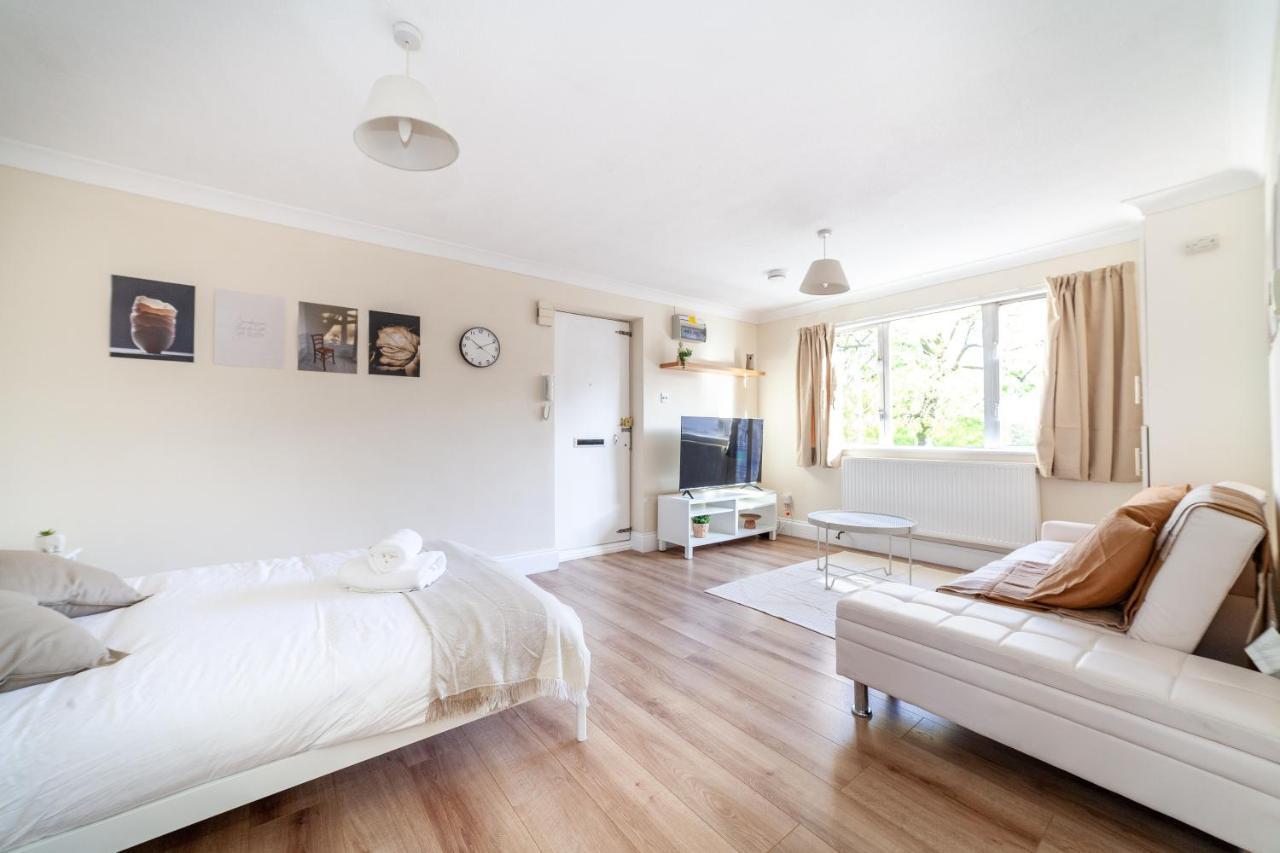 Lovely Studio Flat In Wimbledon W/ Free Parking Лондон Екстериор снимка