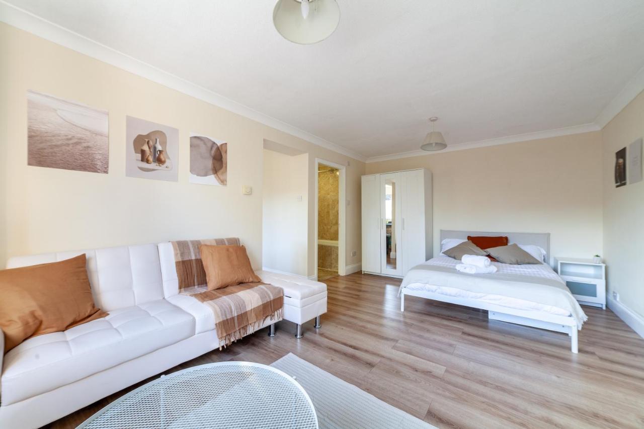 Lovely Studio Flat In Wimbledon W/ Free Parking Лондон Екстериор снимка