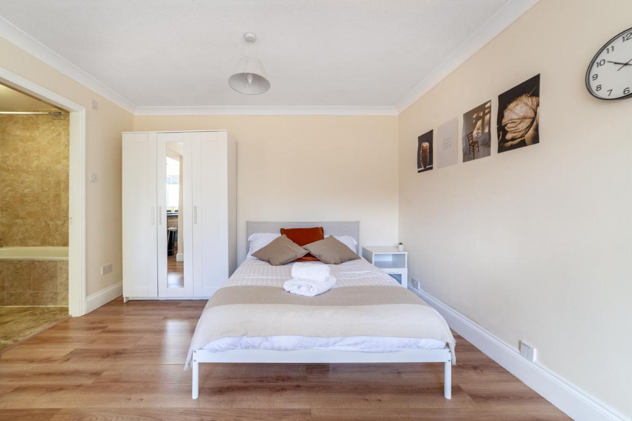 Lovely Studio Flat In Wimbledon W/ Free Parking Лондон Екстериор снимка