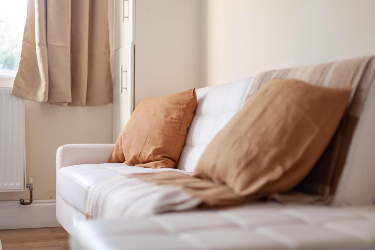Lovely Studio Flat In Wimbledon W/ Free Parking Лондон Екстериор снимка