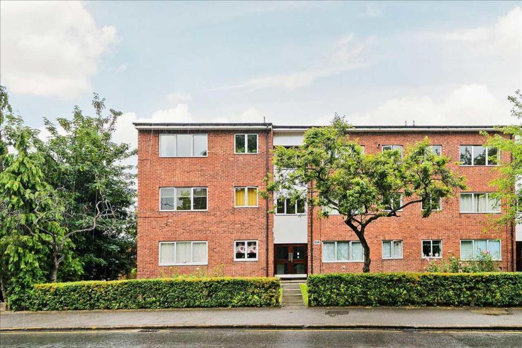 Lovely Studio Flat In Wimbledon W/ Free Parking Лондон Екстериор снимка